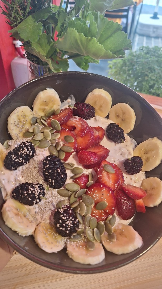 Muz, çilek ve böğürtlenli granola kâsesi