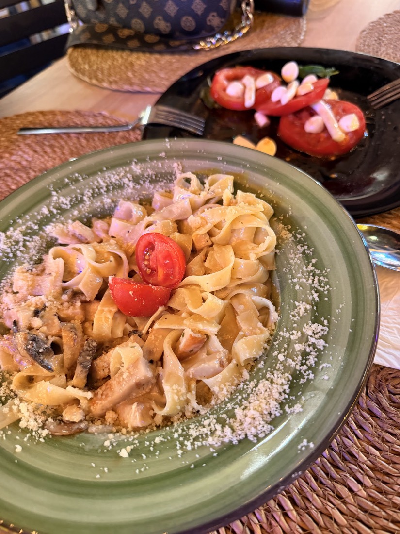 Yeşil tabakta kremalı taze fettuccine