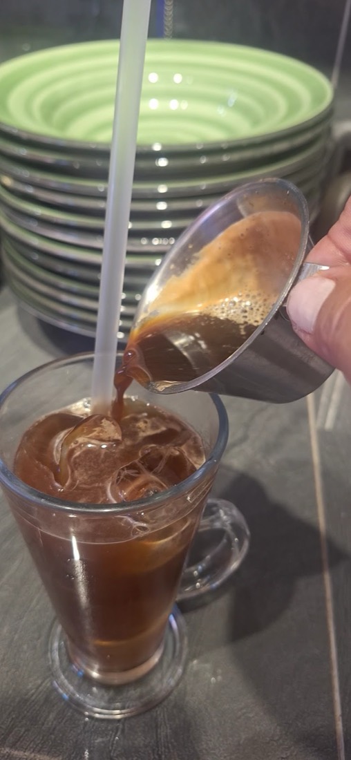 Buz dolu bardağa süzülen espresso